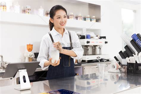 饮品店女性服务员制作奶茶高清图片下载-正版图片501753029-摄图网