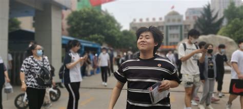 高考首场考试结束 济南这位考生第一个飞奔出场 - 中国网新山东各地 - 中国网·新山东 - 网上山东 | 山东新闻