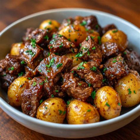 Crockpot steak bites and potatoes : Tender Recipe That’s Packed With Flavor