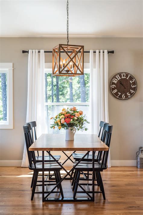 Small Dining Room Decoration