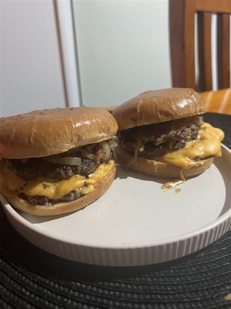 Double cheeseburgers with bacon and onion jam - Dining and Cooking