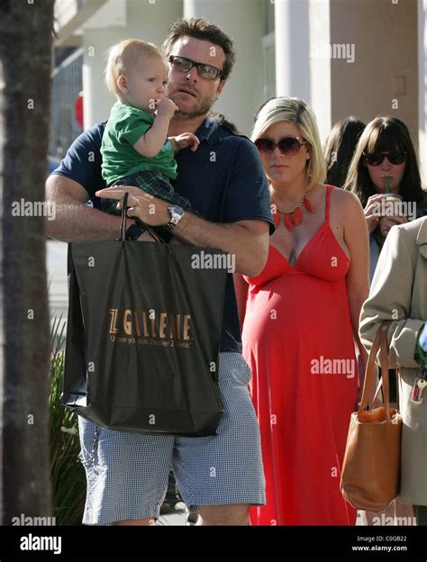 Tori Spelling shopping in Hollywood while pregnant with husband Dean ...
