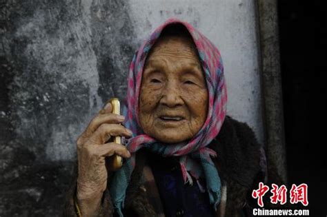 珠海103岁老人学用手机（组图）--24小时滚动新闻-人民网