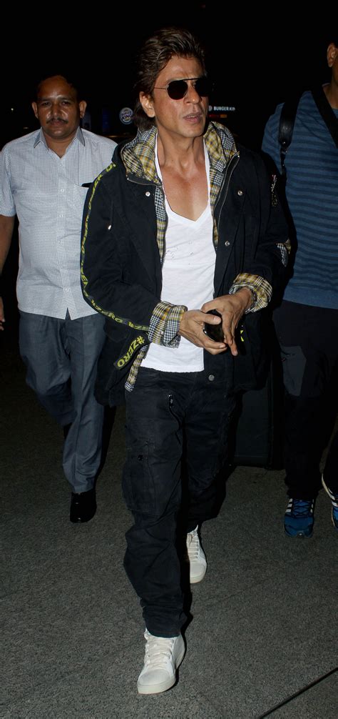Shah Rukh Khan dons customised Zero jacket at airport, leaves for USA ...