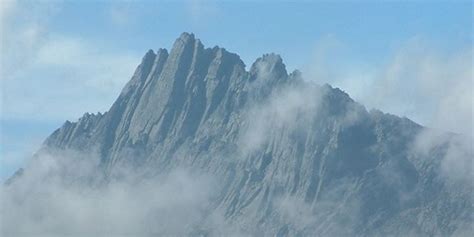 Die Carstensz-Pyramide - in mehreren Aspekten untypisch