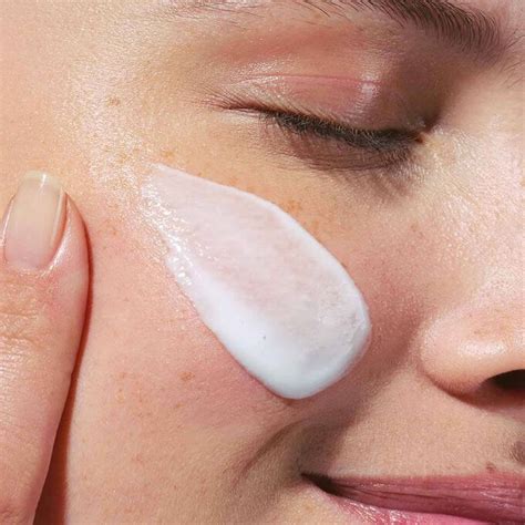 Velvet Cleansing Milk | CLARINS®