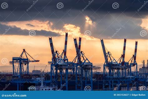 Puerto De Haifa Durante El Espectacular Amanecer. Vista Desde El Crucero. Fotografía editorial ...