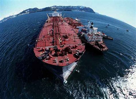 Exxon Valdez frente a las costas de Alaska en 1989 | Edición impresa ...