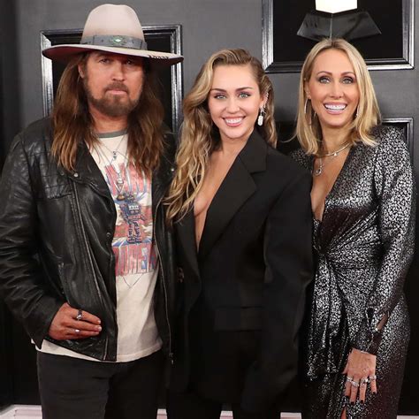 Miley Cyrus And Her Family Billy Ray Cyrus Raves About Daughters Miley