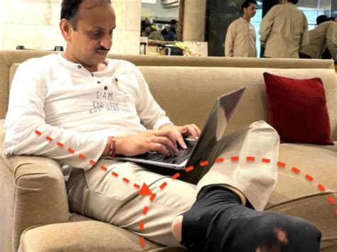 IIT professor spotted with torn socks at a 5-Star hotel. His ...