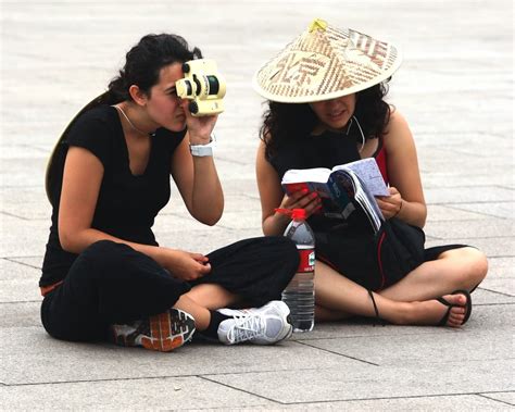 外国人旅游到中国，在天安门门口，看“中国看北京”这本书！-搜狐大视野-搜狐新闻