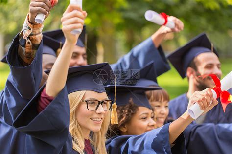 教育毕业人的群快乐的国际学生穿着灰浆板学士服,毕业证书庆祝成功文凭的迫击炮板上快乐的学生高清图片下载-正版图片300118535-摄图网