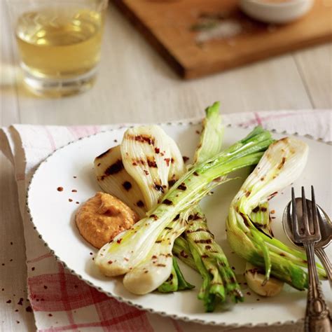 Cebolletas o calçots a la plancha con salsa de romesco y salsa de queso