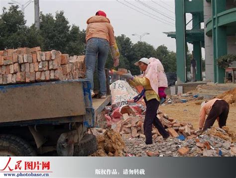 台州民工背孩子干活 多赚钱好回家过年(组图) -搜狐新闻
