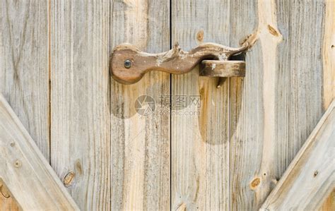 带锁门的木制钩闩锁质地高清图片下载-正版图片307506563-摄图网