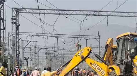 Photos of infra block on Diva-Thane 5th-6th line | The Times of India