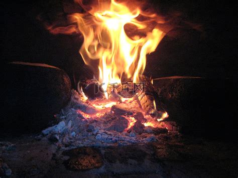 从炉子里冒出的火高清摄影大图-千库网