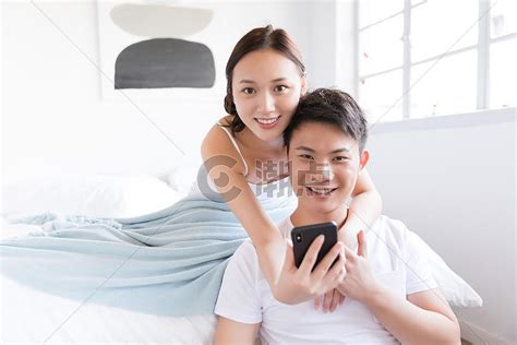 情侣夫妻在一起看手机图片-情侣夫妻在一起享受滑板乐趣时光素材-高清图片-摄影照片-寻图免费打包下载
