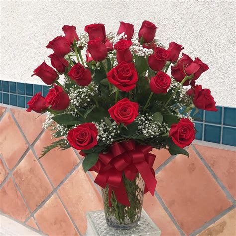 Dozen Red Roses In A Vase at Ann Burkett blog