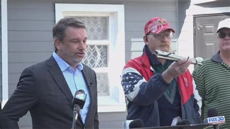 Man arrested for holding cane police thought was a gun suing Columbia ...