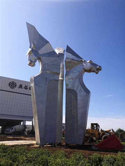 大型不锈钢雕塑《草原之门》_河北翰鼎雕塑集团有限公司