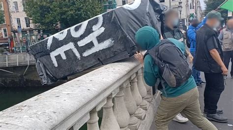 Funeral de Isabel II: manifestantes protestan lanzando ataúd a un río ...