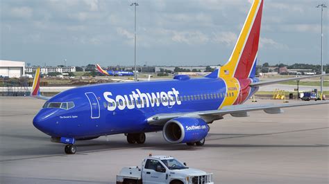 Ohio woman charged, allegedly tried to exit plane in flight