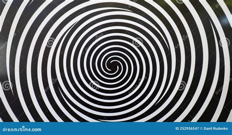 Moving Hypnotizing 的图像结果