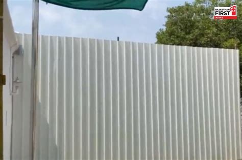 Aurangzeb Tomb Controversy: औरंगज़ेब की कब्र टीन शेड से ढकी - Rajasthan ...