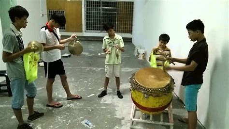士古来文化龙狮体育会小鼓手练习打鼓 - YouTube