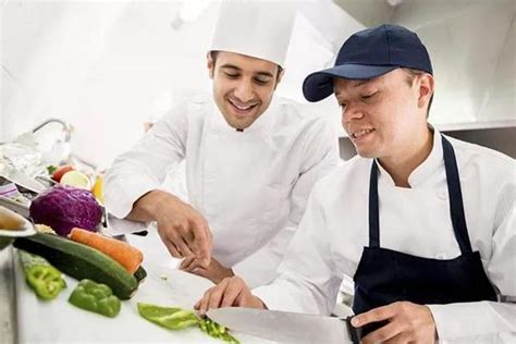 专业队厨师厨师繁忙的酒店餐厅厨房准备饭菜队厨师厨师准备饭菜高清图片下载-正版图片300115673-摄图网