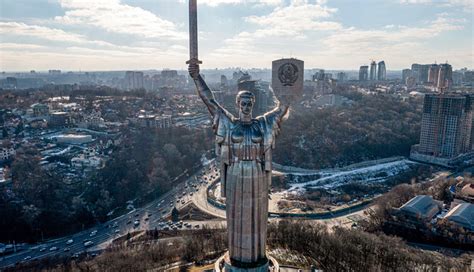 11 Tallest Statues You Can Visit Around The World - lifeberrys.com