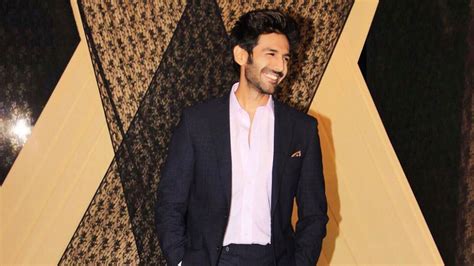 Kartik Aaryan picks this easy style move to dress down a formal suit ...