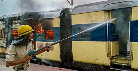 As Anti-Agnipath Protests Rage for Fourth Day, Defence Minister Meets ...