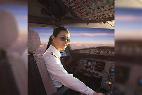 中国第一美女机长有多牛？28岁晋升机长，驾驶60吨的飞机满天飞_王峥