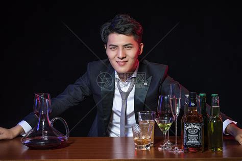 商务男士酒吧喝酒高清图片下载-正版图片501028553-摄图网