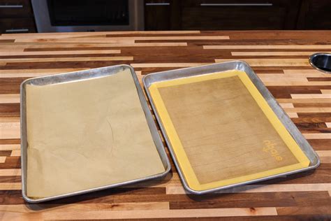 Baking Sheet with Parchment Paper or Silicone Matt - CookingHub