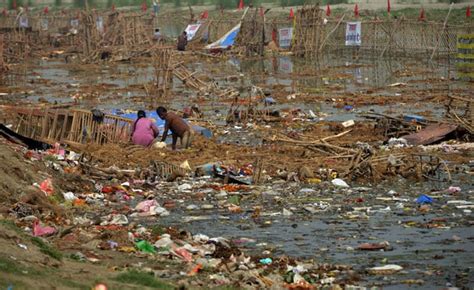 Banks of river Yamuna left filthy after idol immersion - India Today