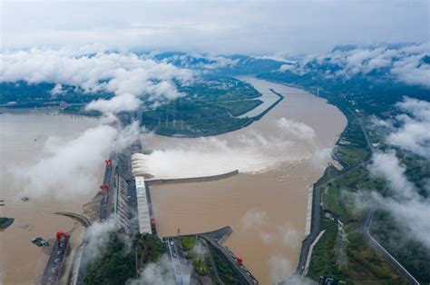 Photos : La deuxième crue de l'année du Yangtsé passe le barrage des ...