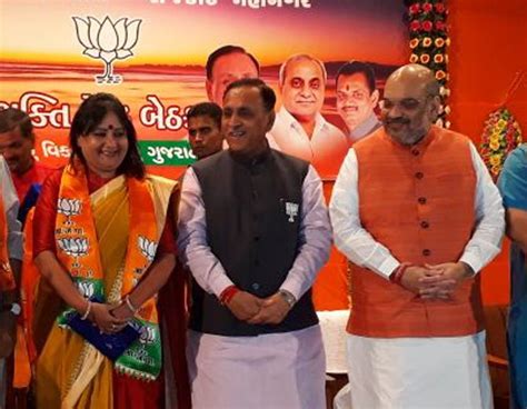 રાજકોટ: અમિત શાહની હાજરીમાં કોંગ્રેસના કાશ્મિરાબેન ભાજપમાં જોડાયા ...