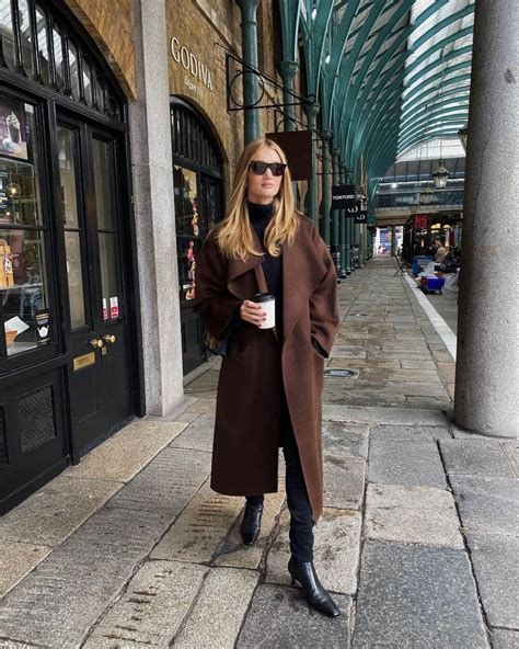 This Effortless Outfit Proves That A Chocolate Brown Coat Is Essential ...