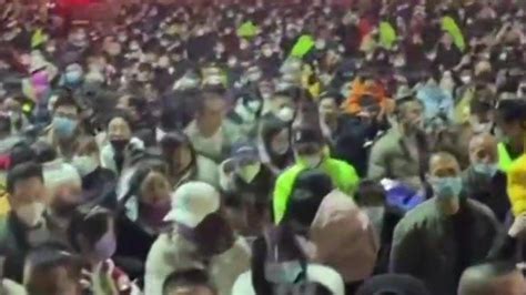 12月29日下午，大批黑人和外国人涌入武汉街头，看看到底咋回事 - YouTube