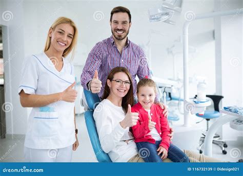Familia Feliz Con Un Dentista Joven Sonriente Imagen de archivo ...