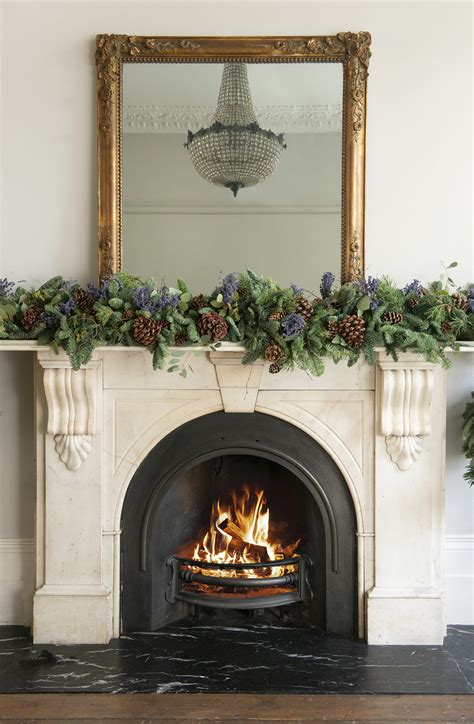 6 tips to decorate your fireplace with a Christmas garland | Livingetc