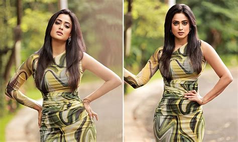 Shweta Tiwari oozes oomph in pink halter-neck dress