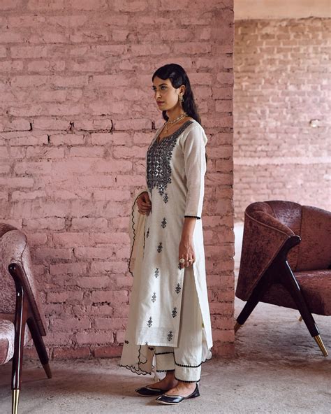 THREAD EMBROIDERED KURTA SET WITH KOTA DORIYA DUPATTA – Karaj jaipur