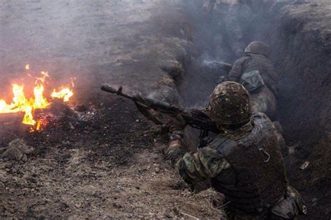乌克兰大批女兵打头阵，作风残忍，比男人还不怕死：俄军很头疼_东乌