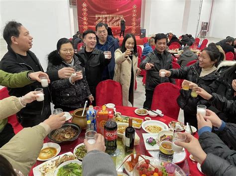 台州这家公司把年夜饭吃成“答谢宴” 宴请一线工人-台州频道