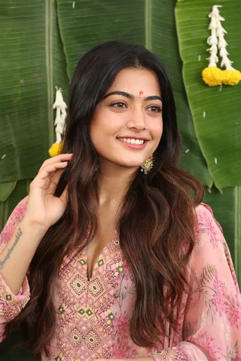 Rashmika Mandanna : క్యూట్ క్యూట్ ఎక్స్‌ప్రెషన్స్‌తో ఫోటోలకు రష్మిక ...