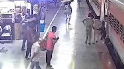 Police officers heroically rescue passenger at Palakkad railway station ...